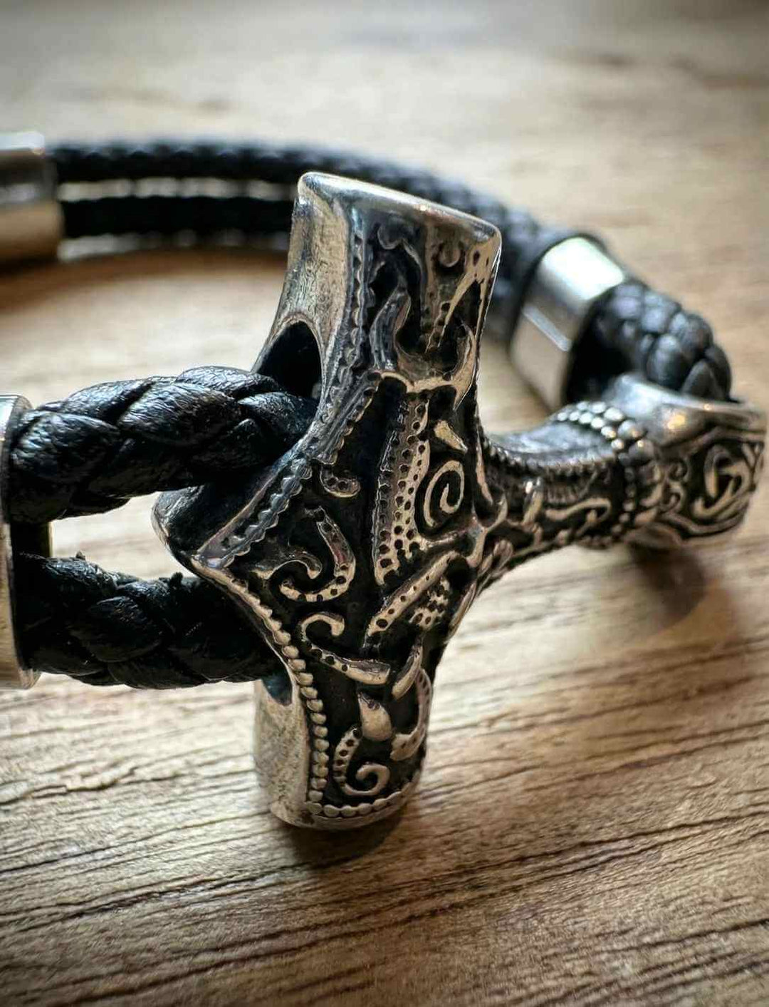 Detailaufnahme Mjölnir – Edelstahl Thors Hammer am Lederarmband