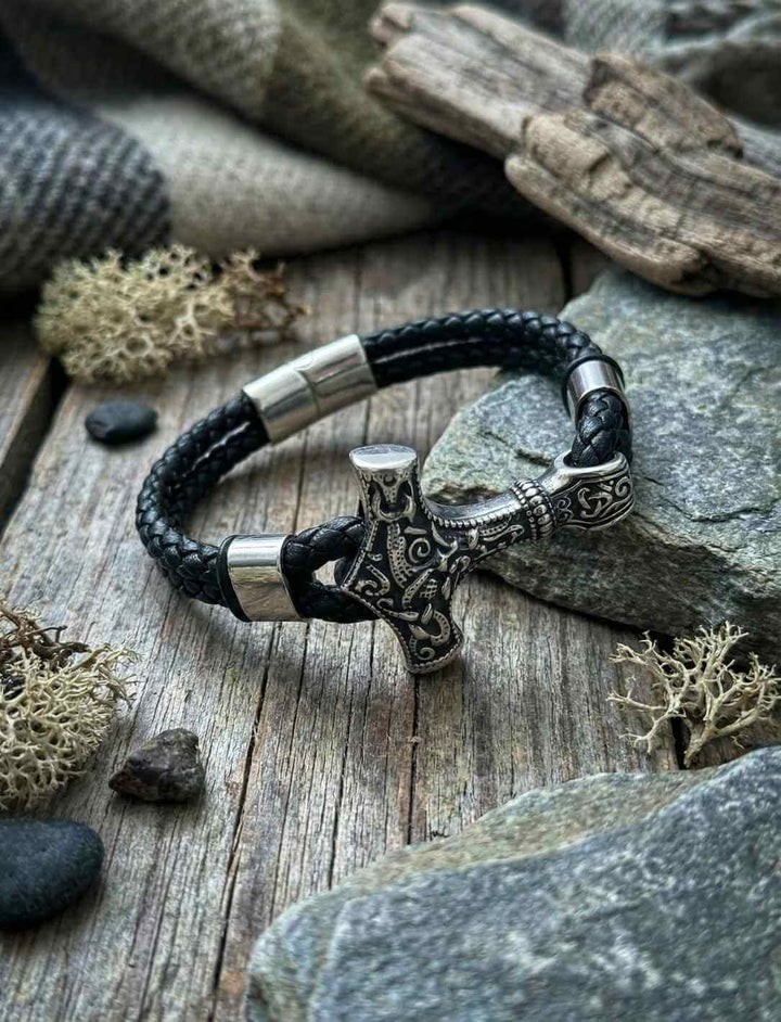 Nordisches Lederarmband mit Mjölnir auf Holz – Thors Hammer aus Edelstahl