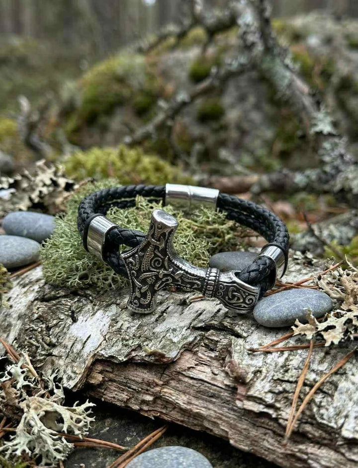 Mjölnirs Schwur Lederarmband im nordischen Natursetting mit Stein und Moos