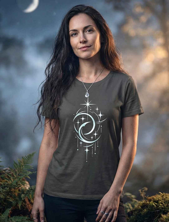 Mond der Balance Damen Bio Baumwollshirt Anthrazit mit Sternen und Doppelmond Motiv, getragen von Frau im Wald