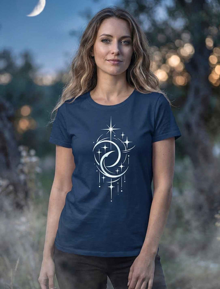 Mond der Balance Damen Bio Baumwollshirt French Navy mit Doppelmond und Sternmotiv, getragen von Frau im Wald