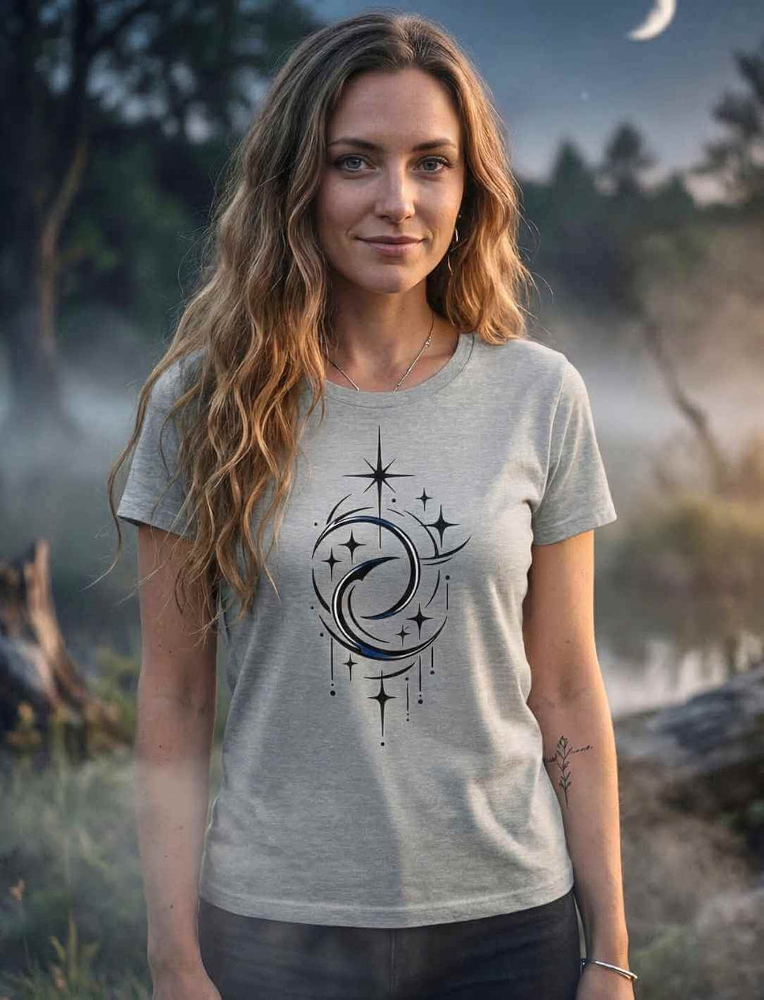 Mond der Balance Damen Bio Baumwollshirt Heather Grey mit Doppelmond und Sternmotiv, getragen von Frau in Natur