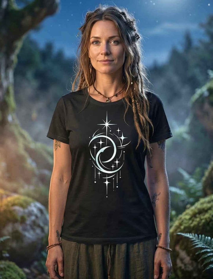Mond der Balance Damen Bio Baumwollshirt Schwarz mit Doppelmond und Sternmotiv, getragen von Frau im Wald