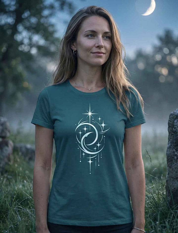 Mond der Balance Damen Bio Baumwollshirt Stargazer mit Doppelmond Motiv, getragen von Frau im Wald bei Abendlicht