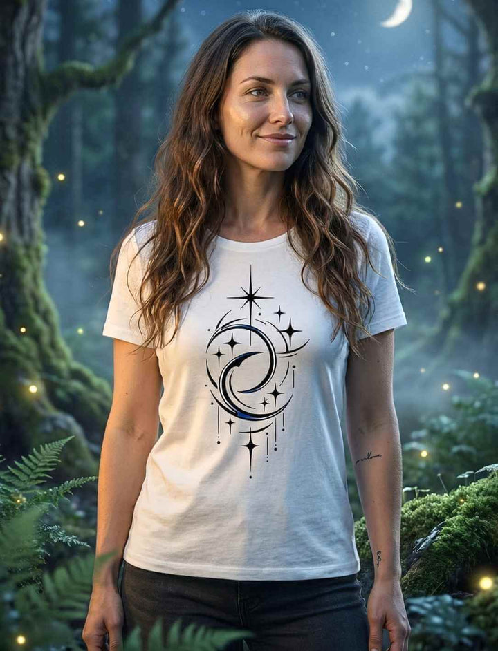 Mond der Balance Damen Bio Baumwollshirt Weiß mit Sternen und Doppelmond Motiv, getragen von Frau im Wald