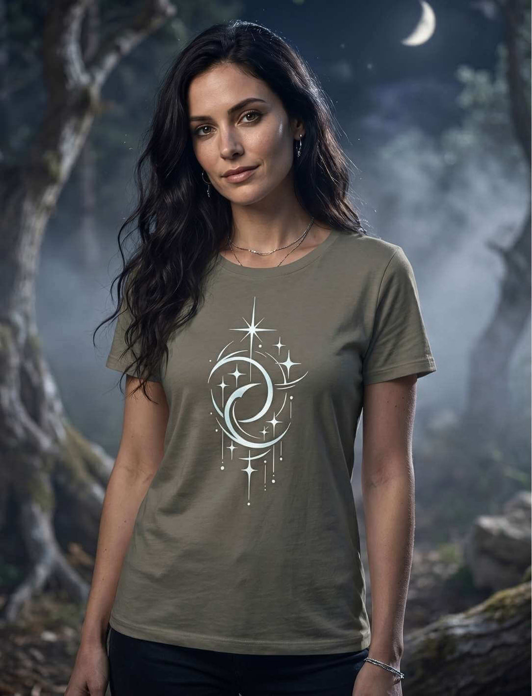 Model trägt Mond der Balance Damen Bio Baumwollshirt in Khaki. Mystischer Wald und Mondhintergrund.