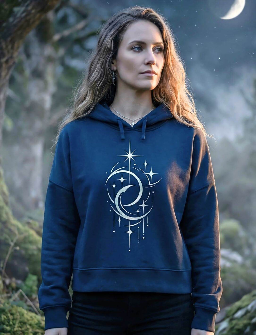 Frau trägt French Navy Boxcut Hoodie mit Mondmotiv in mystischer Waldlichtung bei Halbmond