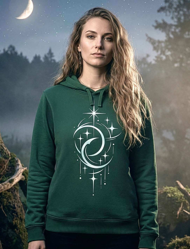 Frau trägt grünen Unisex Hoodie mit Doppelmond Balance Design im Wald