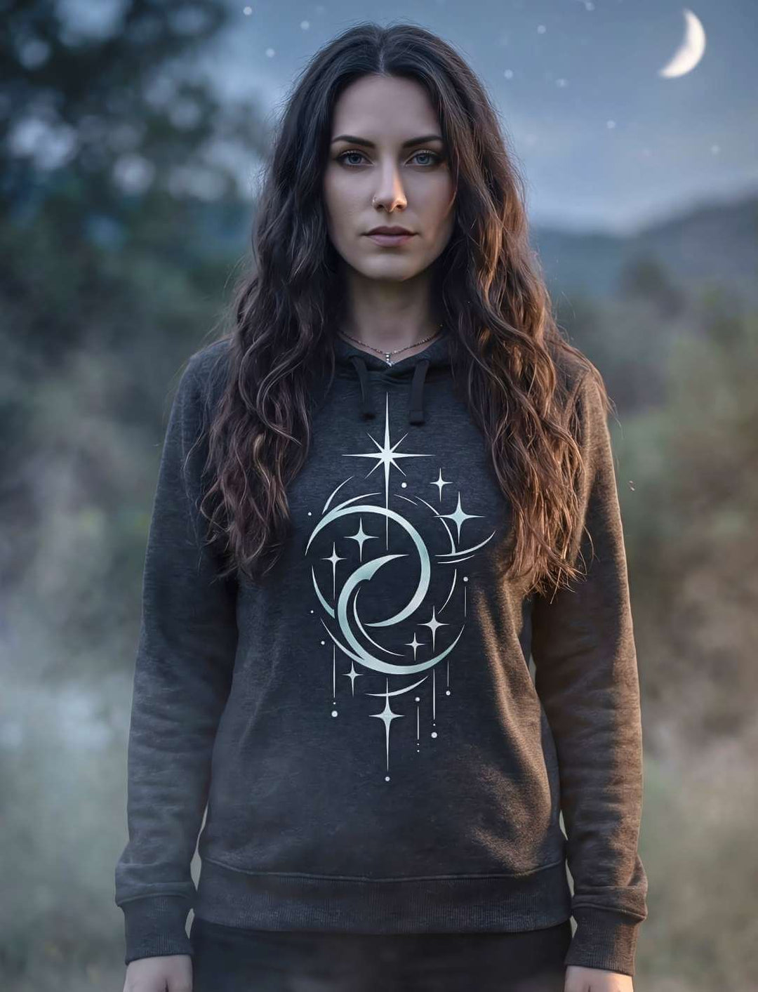 Model mit Dark Heather Grey Hoodie Mond Design im Wald bei Dämmerung