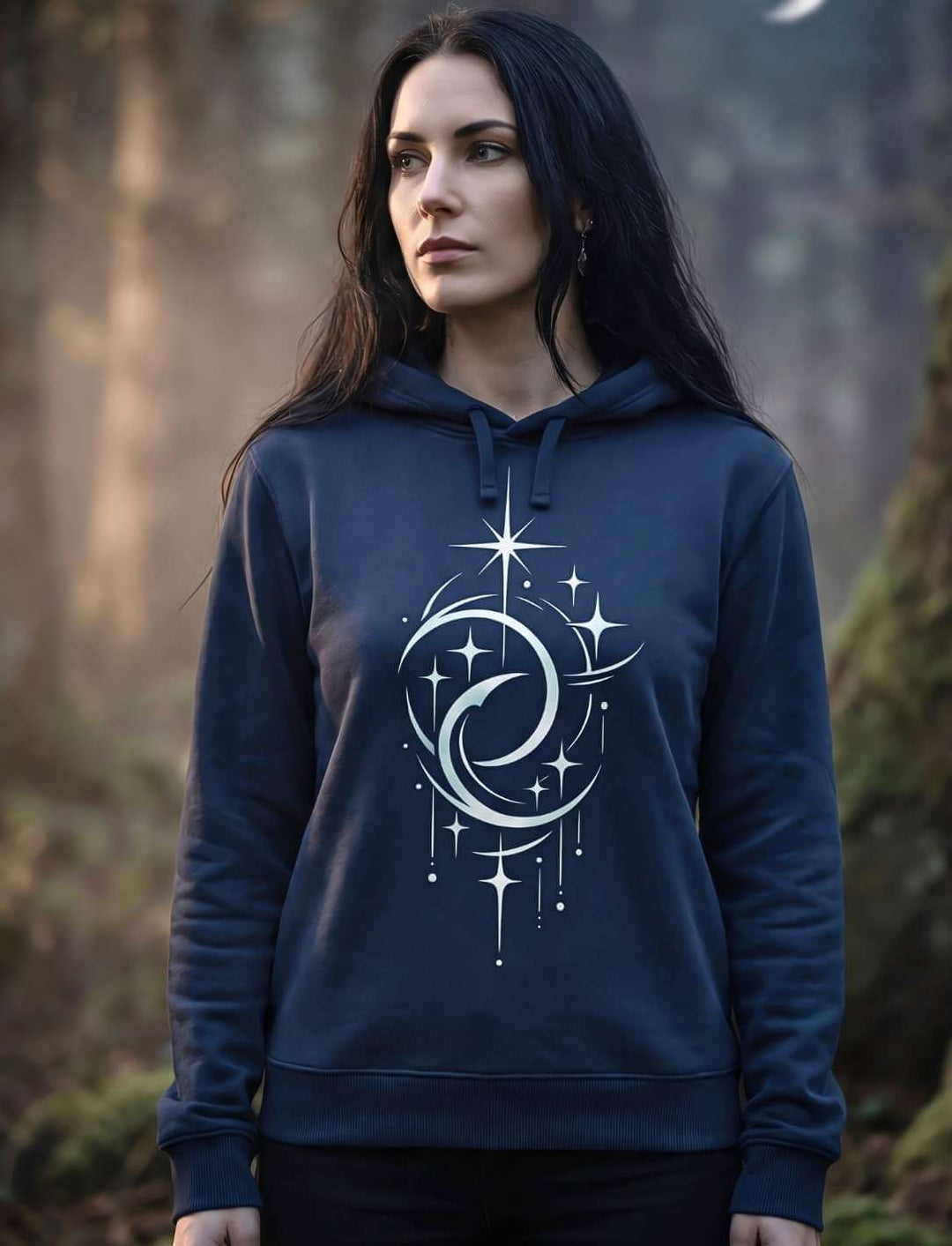 Frau trägt navy Unisex Hoodie mit Doppelmond und Sternenmotiv bei Abendlicht