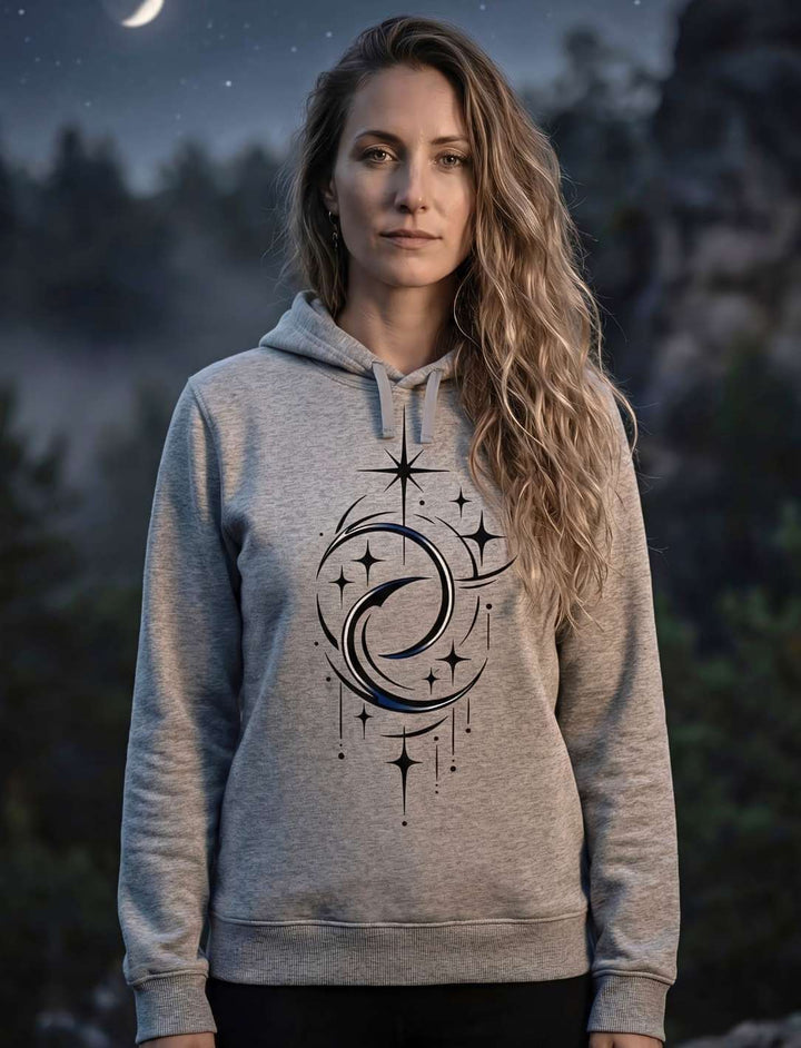 Model mit grau meliertem Hoodie mit Mondmotiv bei natürlichem Licht