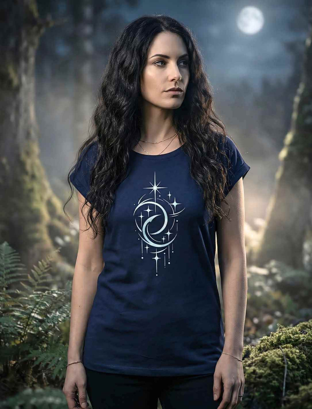 Frau trägt navy Damen Longfit Shirt mit Doppelmond und Sternenmotiv im Wald