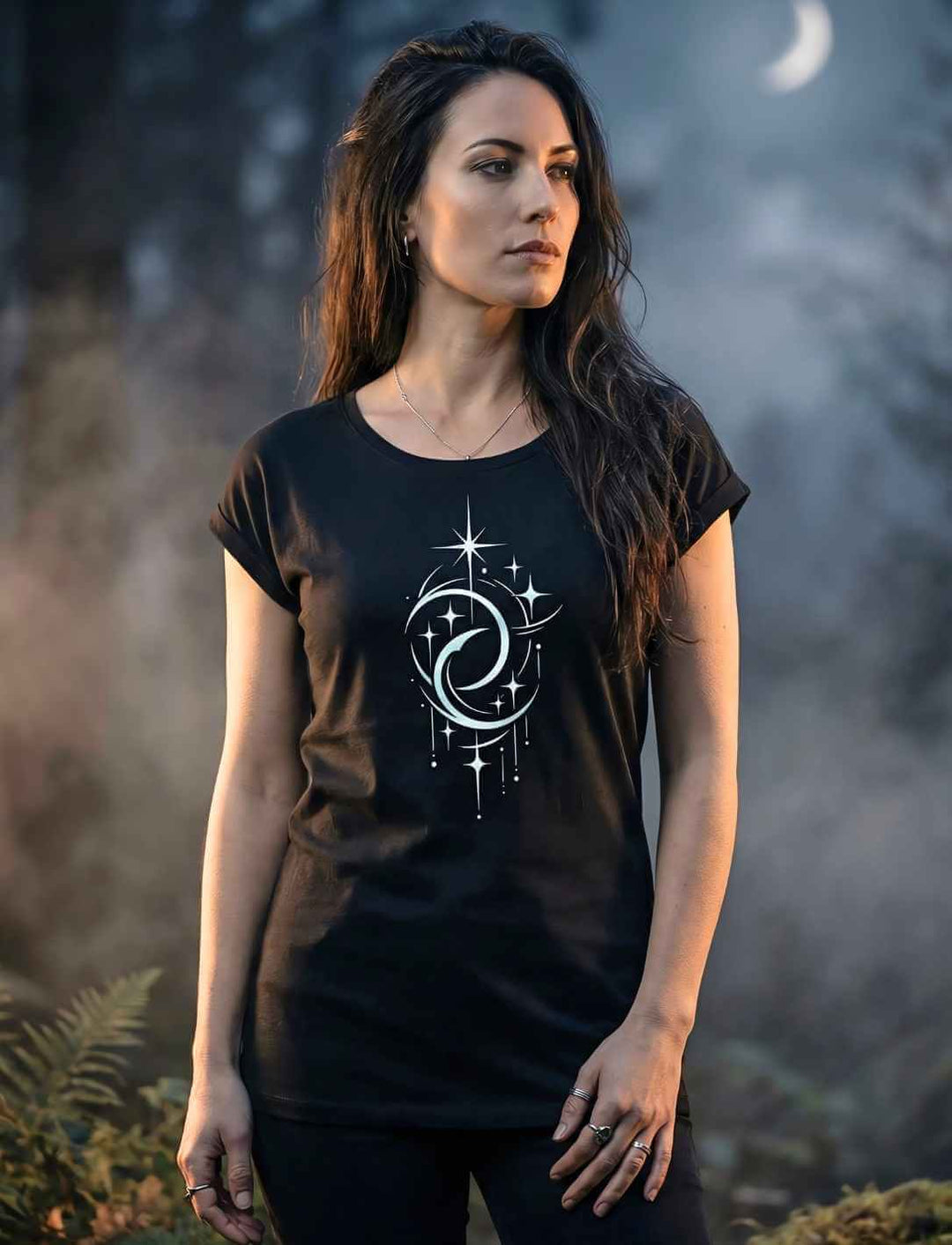 Frau trägt schwarzes Damen Longfit Shirt mit Doppelmond Balance Design im Wald
