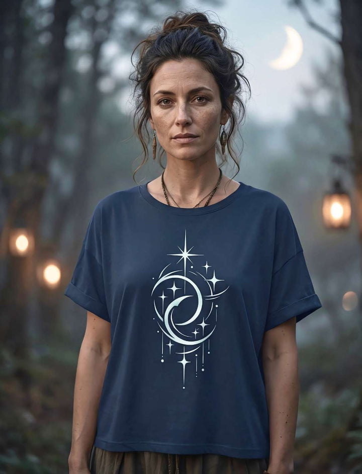 Frau trägt navy Damen Relaxed Shirt mit Doppelmond und Sternenmotiv bei Dämmerung