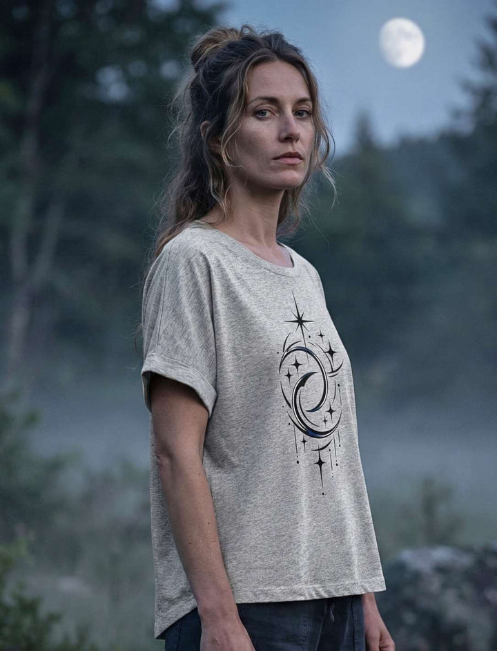 Frau trägt graue meliertes Damen Relaxed Shirt mit Doppelmond und Sternenmotiv draußen