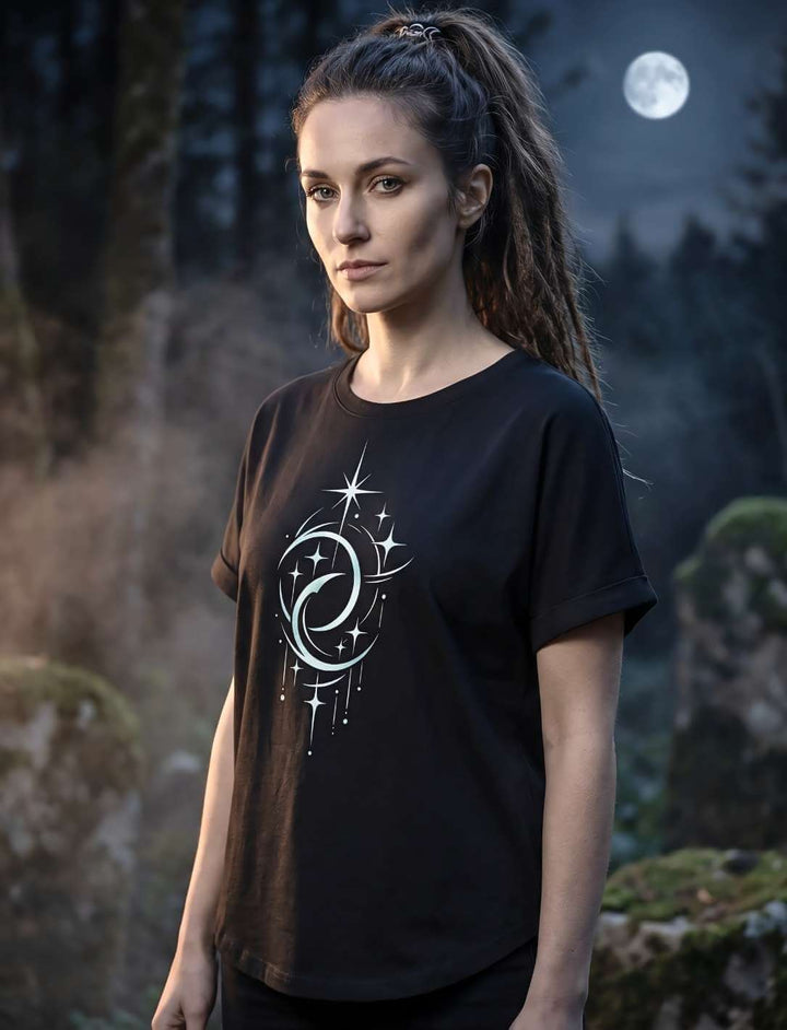 Model mit schwarzem Oversized Shirt Mond Design bei Abendlicht in der Natur