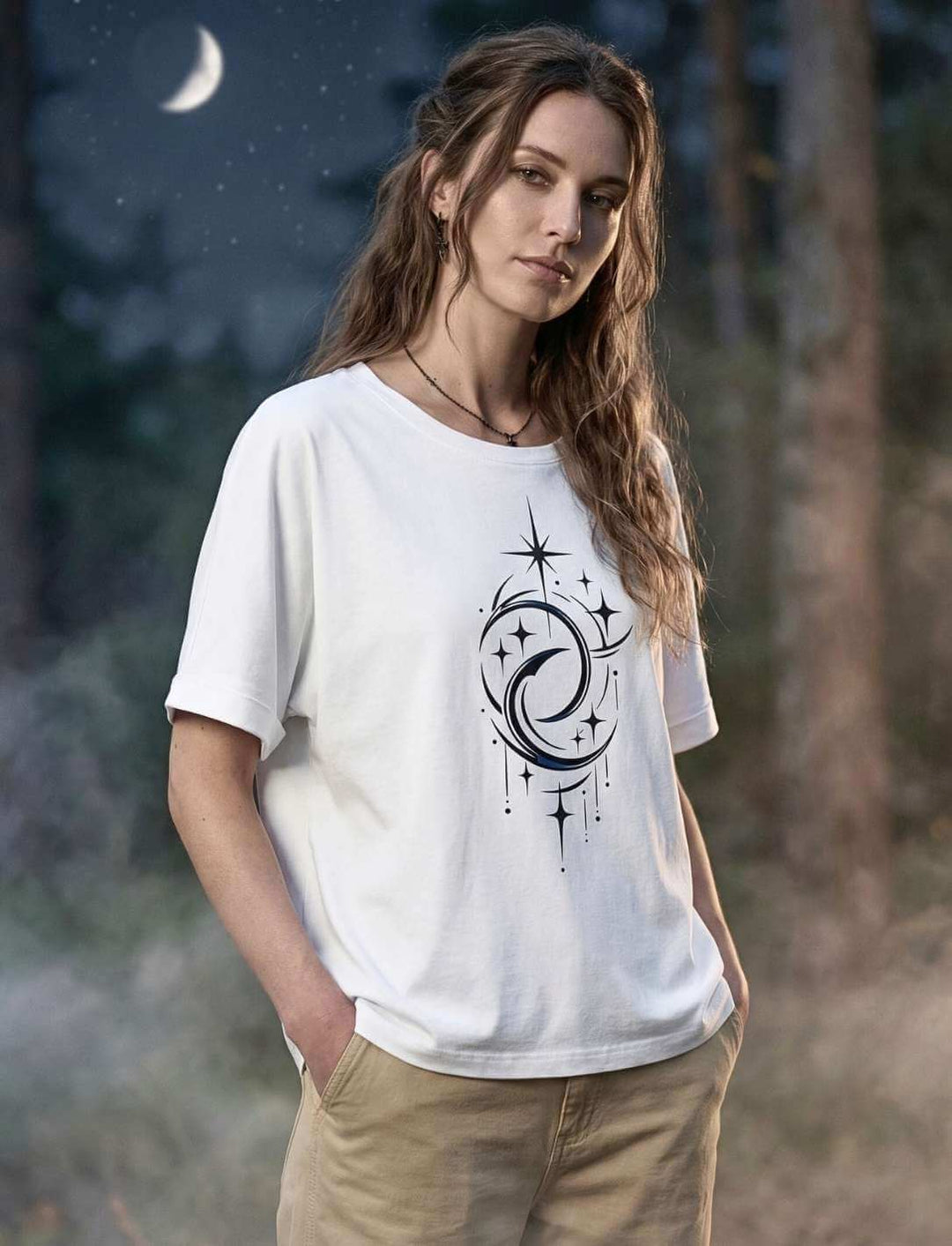 Frau trägt weißes Damen Relaxed Shirt mit Doppelmond und Sternenmotiv im Wald