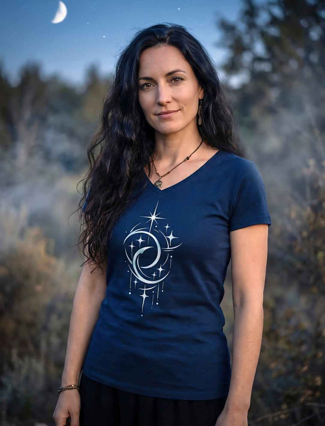 Dunkelblaues Damen Shirt Doppelmond Balance Design aus Bio Baumwolle getragen von Frau in der Abenddämmerung.