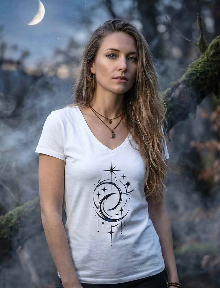 Weißes Damen Shirt mit Mondmotiv und Sternen V-Ausschnitt, getragen von blonder Frau in mystischem Umfeld.