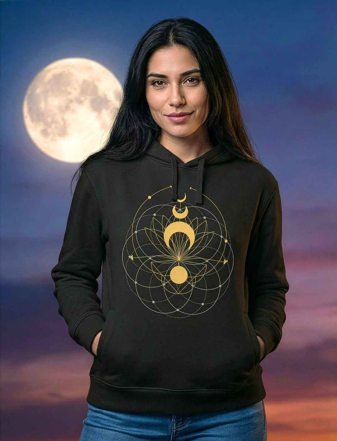 Damen Hoodie mit goldenen Mondphasen und geometrischem Motiv, getragen vor Vollmond-Hintergrund