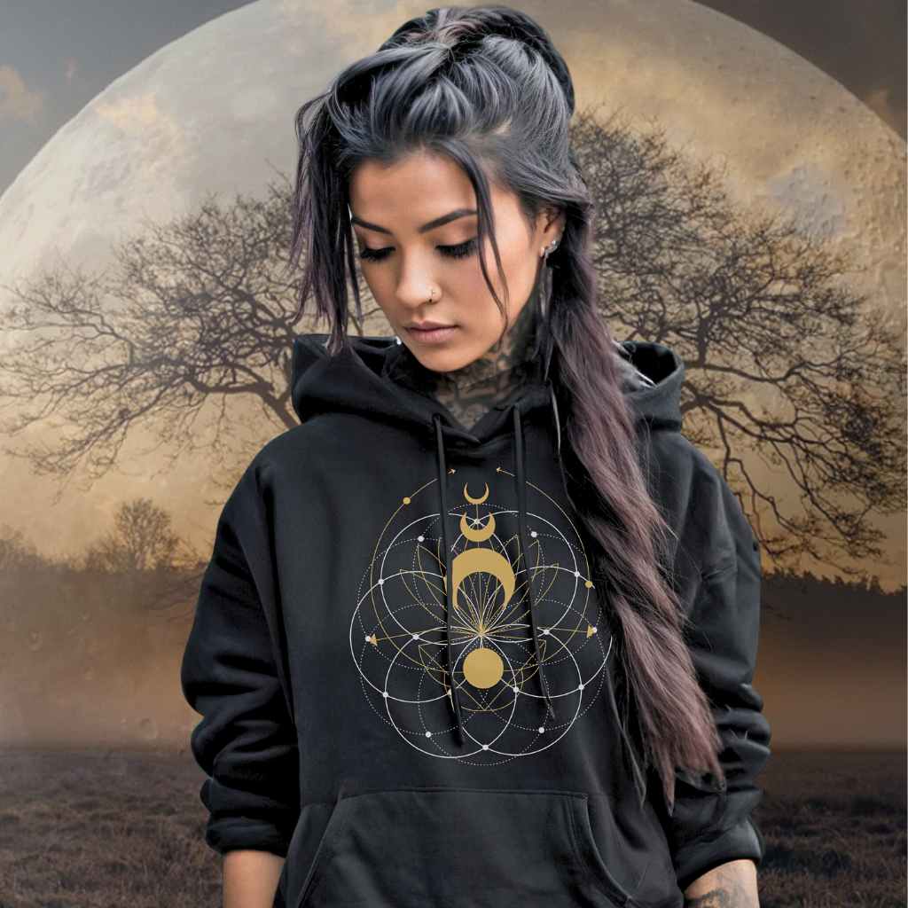Junge Frau trägt den 'Mondblüte der Harmonie' Oversized Hoodie in Schwarz mit leuchtendem Mondmotiv – mystisch und modisch.