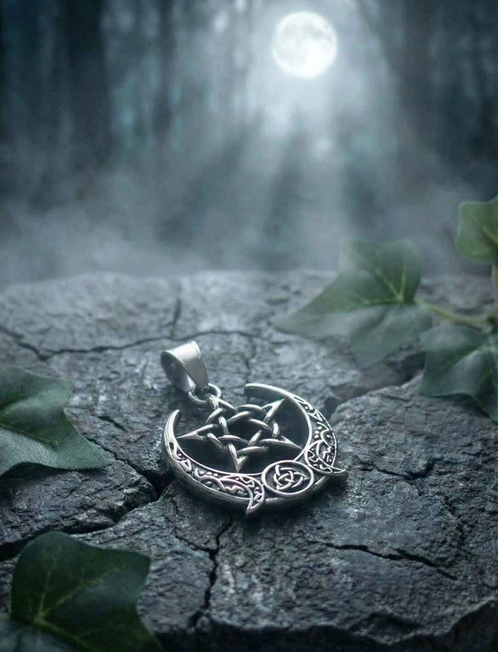 Keltischer Pentakel Anhänger im Halbmond aus Edelstahl auf Stein im Mondlicht ohne Kette.