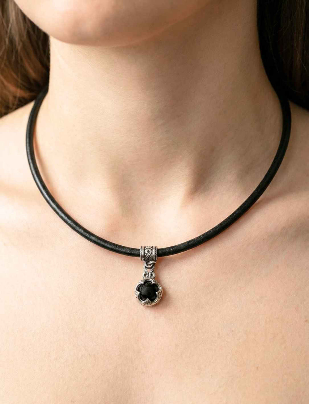 Schwarze Onyx Lederkette mit Edelstahl Anhänger getragen am Hals – minimalistischer Gotland Schmuck für Damen