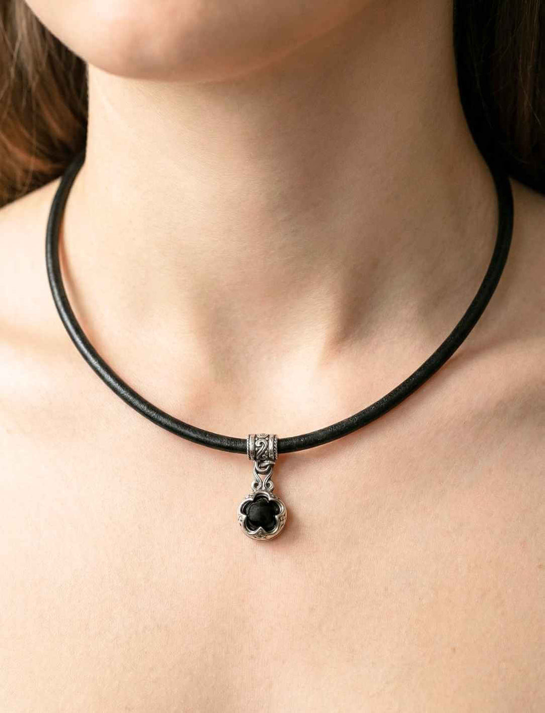 Schwarze Onyx Lederkette mit Edelstahl Anhänger getragen am Hals – minimalistischer Gotland Schmuck für Damen