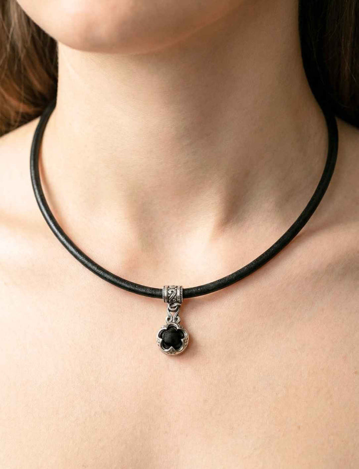 Schwarze Onyx Lederkette mit Edelstahl Anhänger getragen am Hals – minimalistischer Gotland Schmuck für Damen
