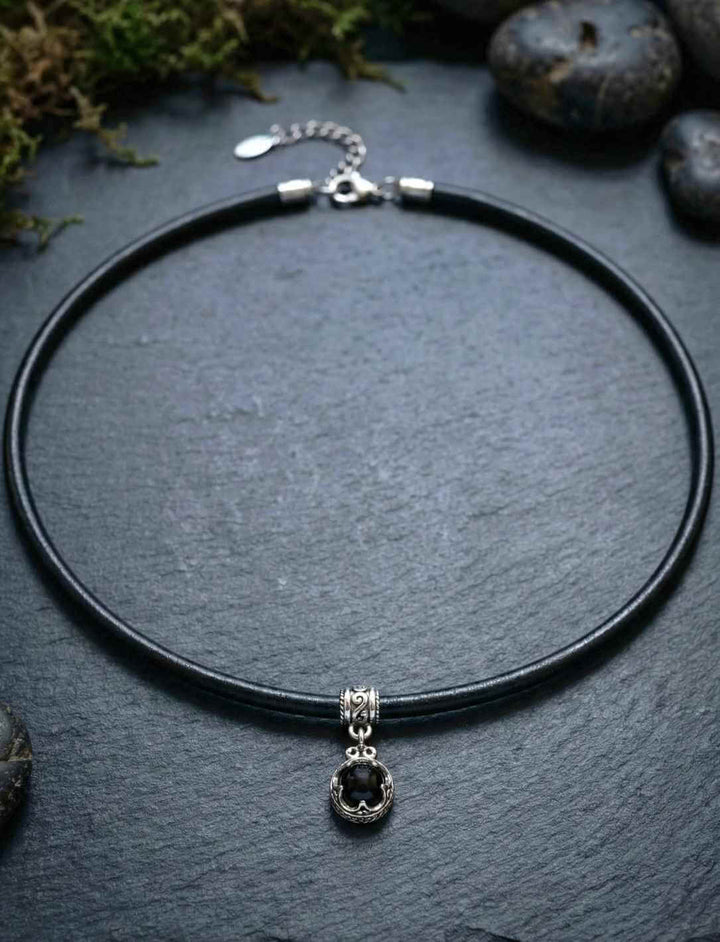 Onyx Lederkette mit Edelstahl Anhänger im Wikinger Stil – schwarze Echtlederkette mit Verlängerungskette