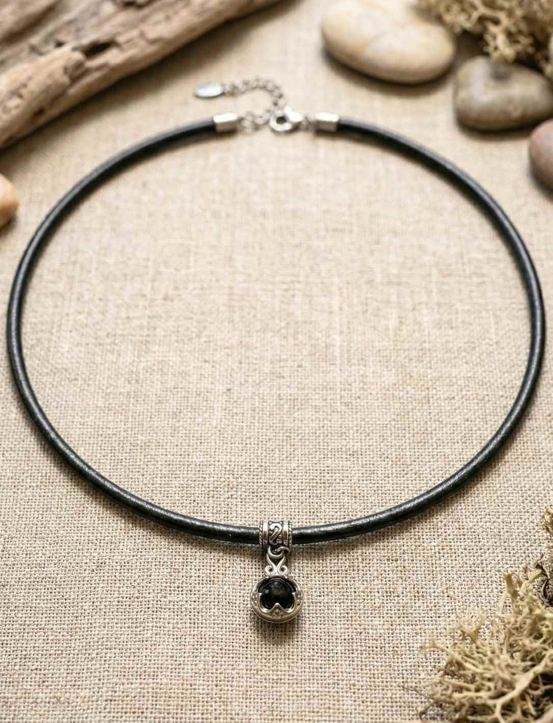 Gotland Lederkette 45 cm mit schwarzem Onyx Stein und Edelstahl Anhänger – Echtlederband 4 mm mit Verlängerung