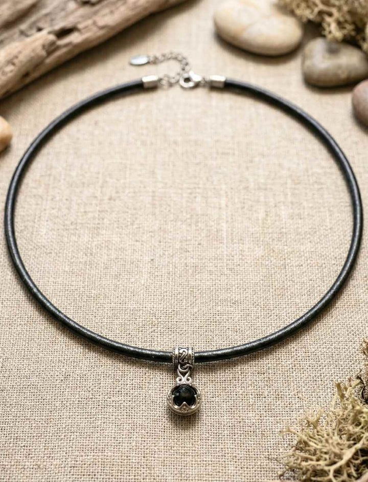 Gotland Lederkette 45 cm mit schwarzem Onyx Stein und Edelstahl Anhänger – Echtlederband 4 mm mit Verlängerung