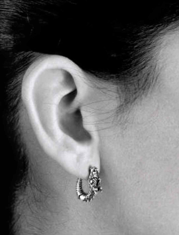 Ohrring des Drachenwinds – Drachenohrring aus 925 Sterling Silber getragen von junger Frau