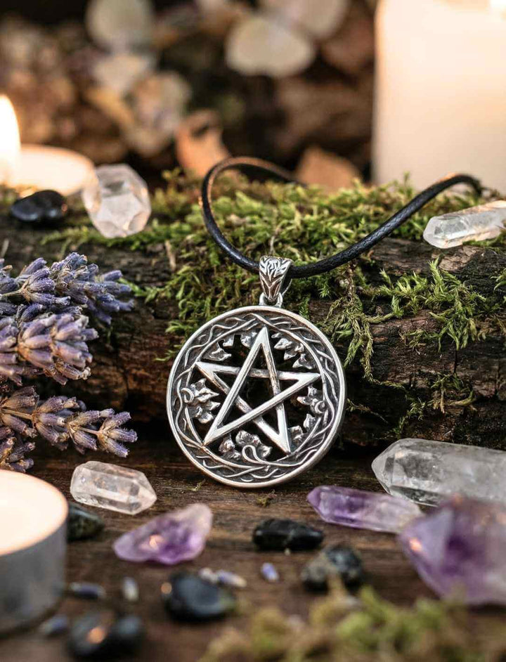 Pentagramm im Kreis aus 925 Sterling Silber, Detailaufnahme mit Kristallen und Naturmaterialien
