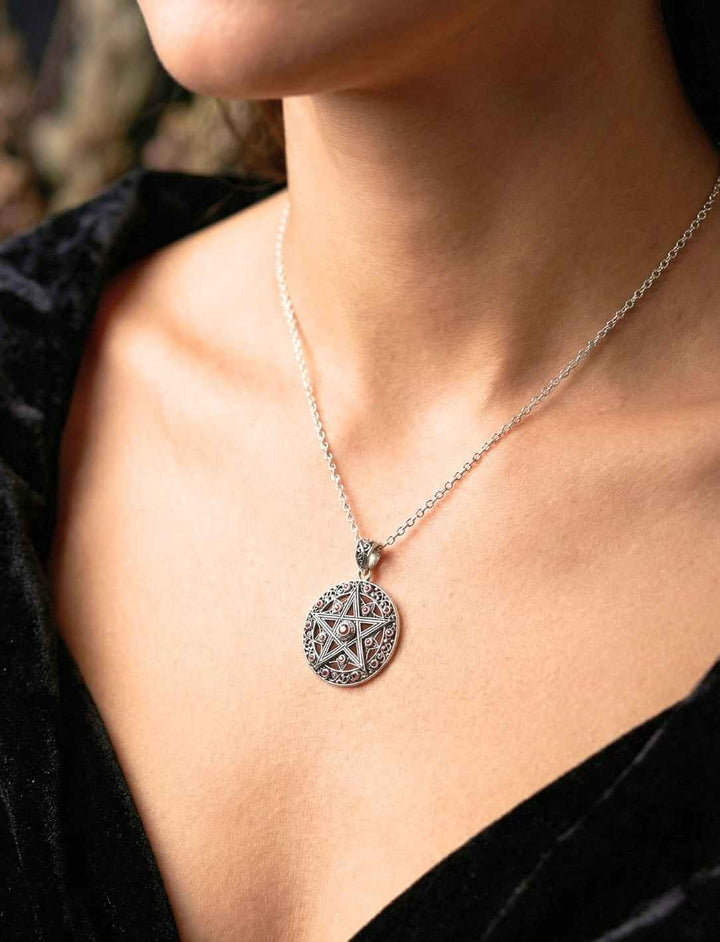 Frau trägt großes Silber Pentakel Amulett mit roten Zirkonia – spiritueller Wicca Anhänger der fünf Elemente