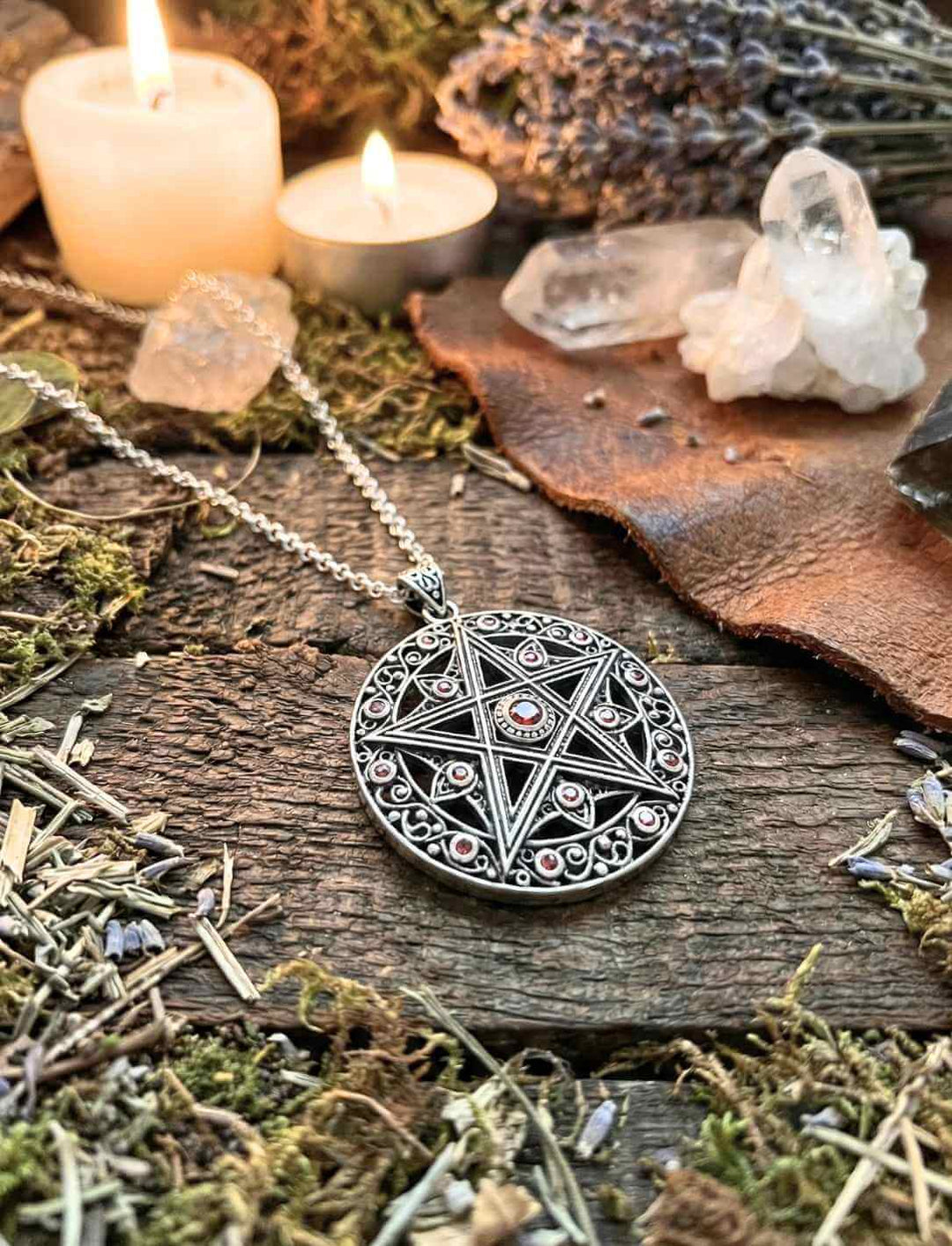 Detailaufnahme Pentagramm Anhänger aus Silber mit roten Zirkonia – Pentakel der fünf Elemente mit Schutzkreis