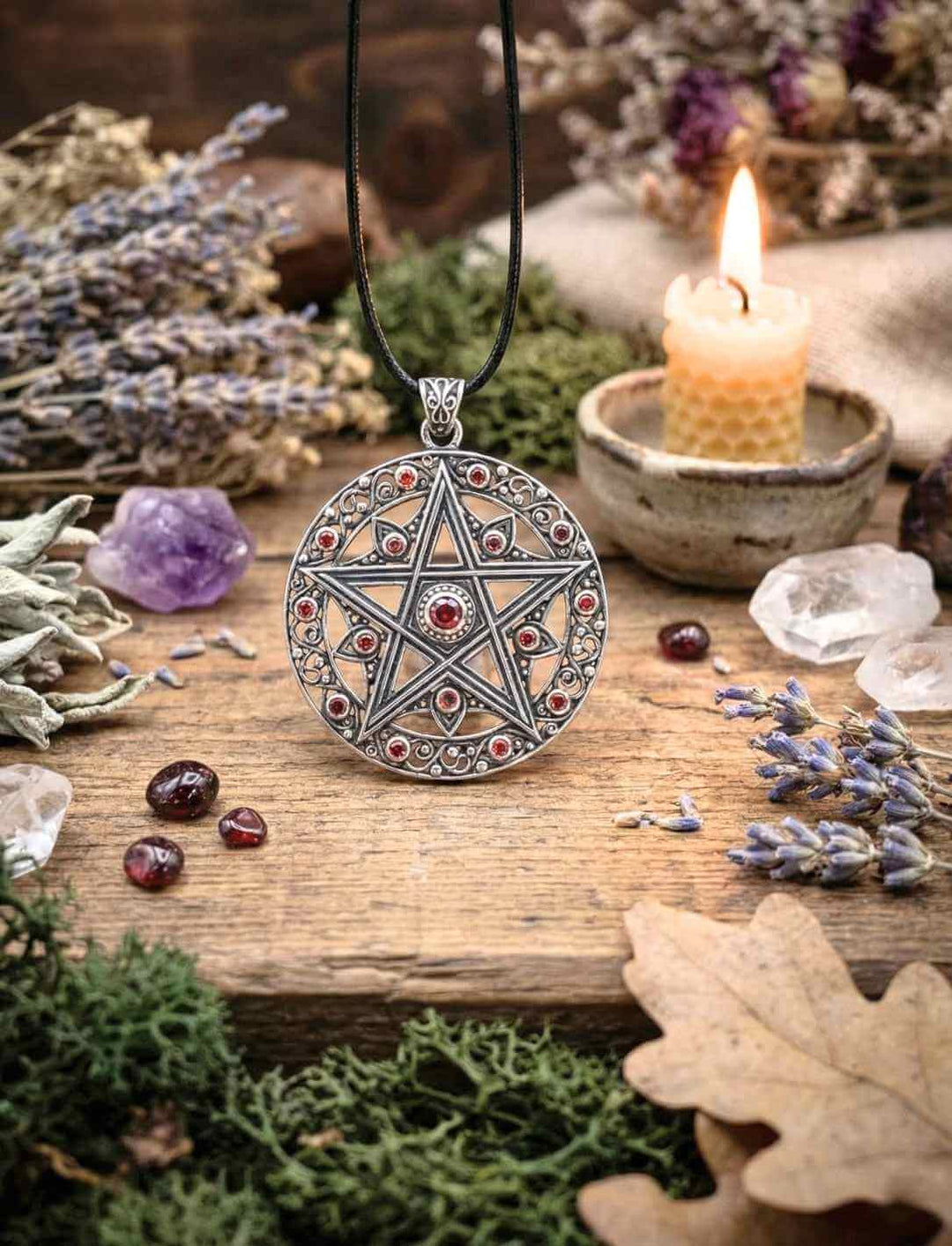 Silber Pentakel mit roten Zirkonia in Ritualumgebung mit Kerzen und Kristallen – Elementar Schutzsymbol im Kreis