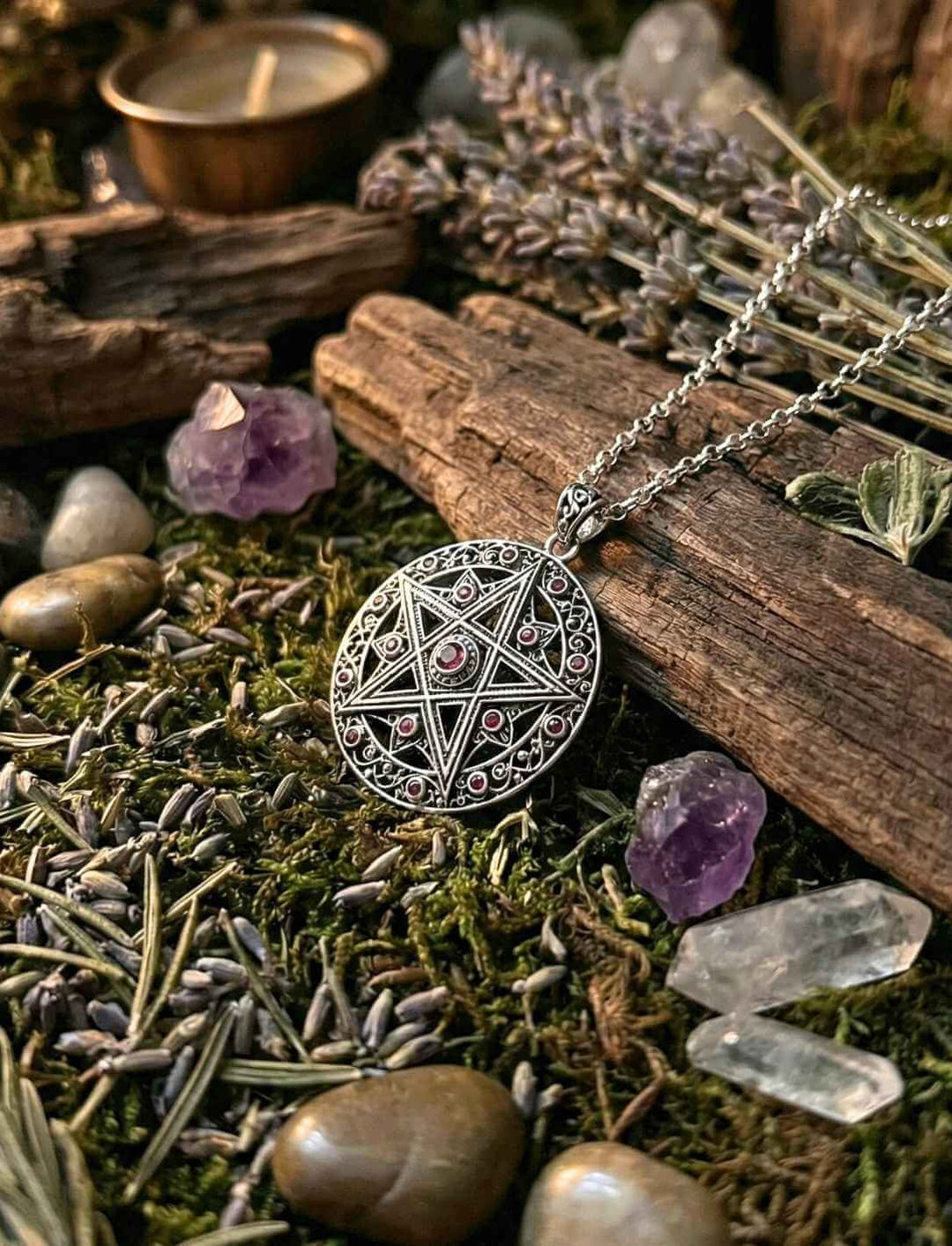 Großer Silber Pentakel Anhänger mit roten Steinen zwischen Kristallen und Naturmaterialien – spirituelles Schutzsymbol