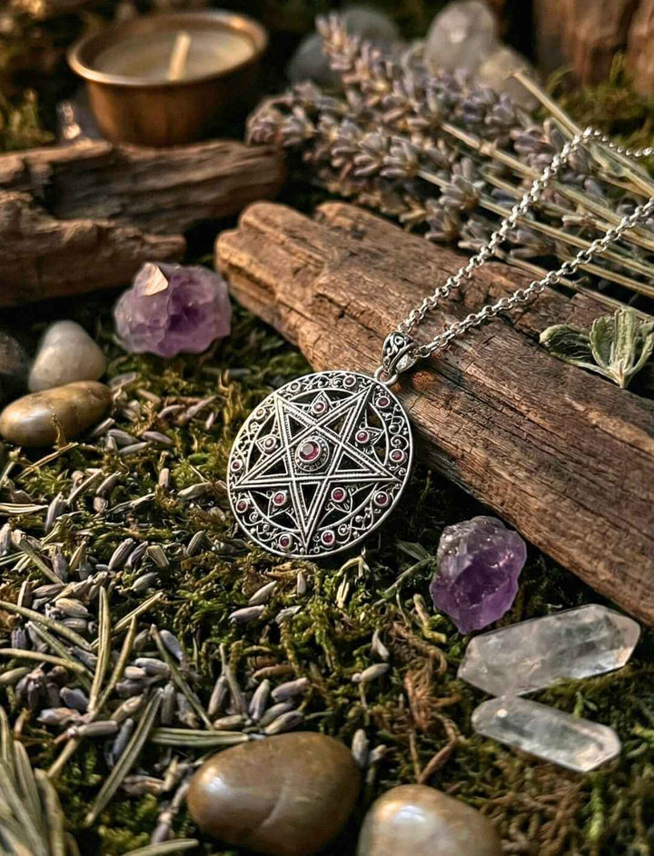 Großer Silber Pentakel Anhänger mit roten Steinen zwischen Kristallen und Naturmaterialien – spirituelles Schutzsymbol