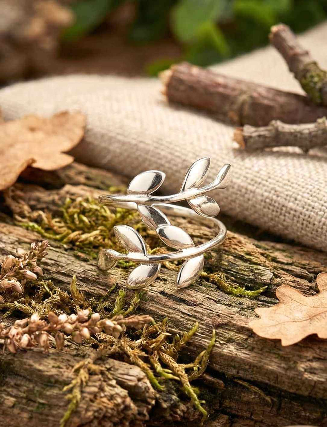 Feiner Blättering aus 925 Sterling Silber auf Naturstoff, keltisch inspiriert