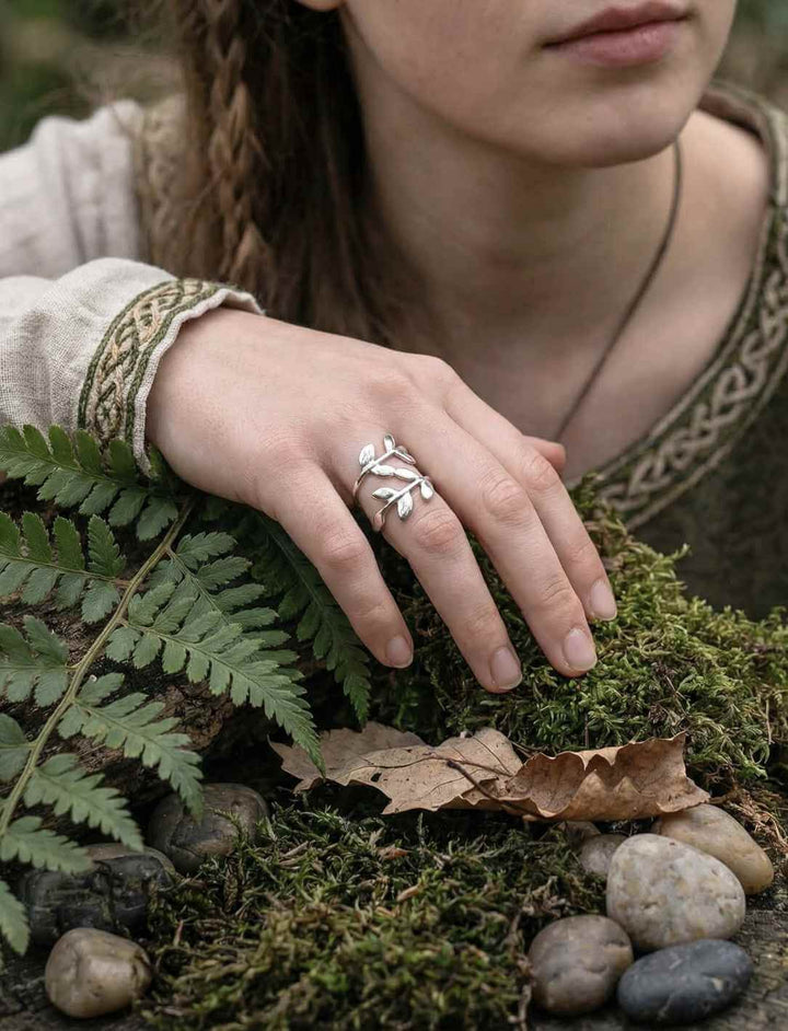 Model trägt verstellbaren Silberring mit Blattdesign in natürlicher Umgebung.