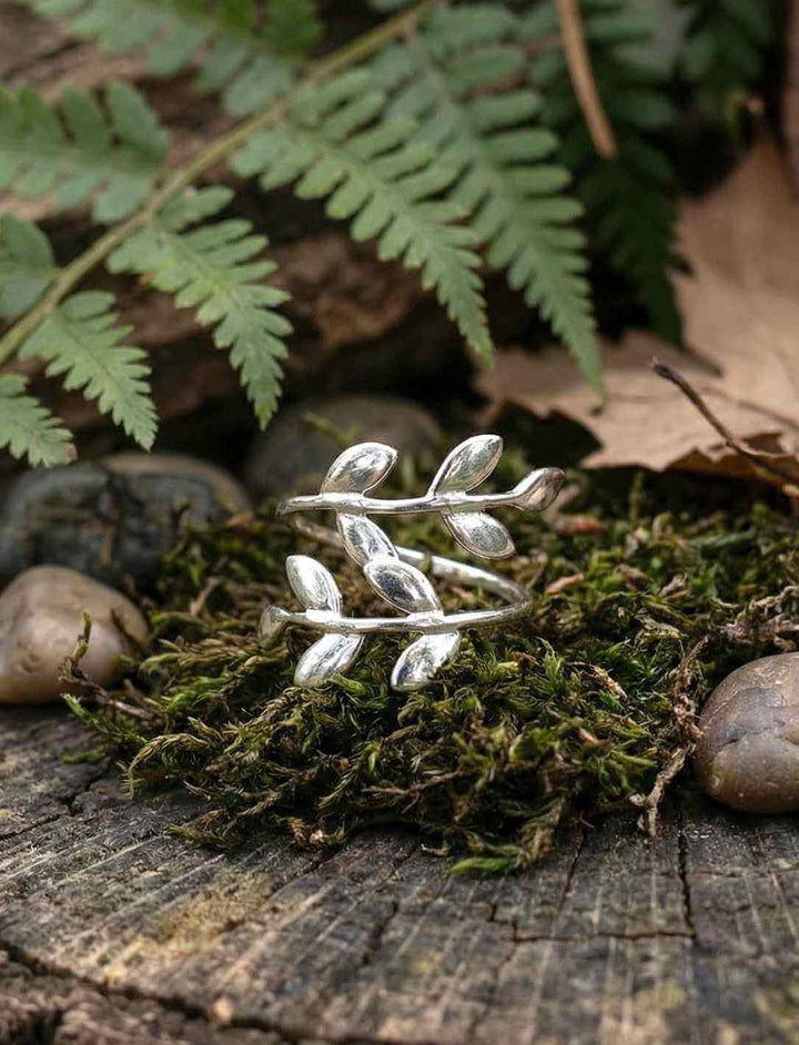 Keltischer Silberring mit Blattmotiv auf Moos und Farn – Pfad der Blätter