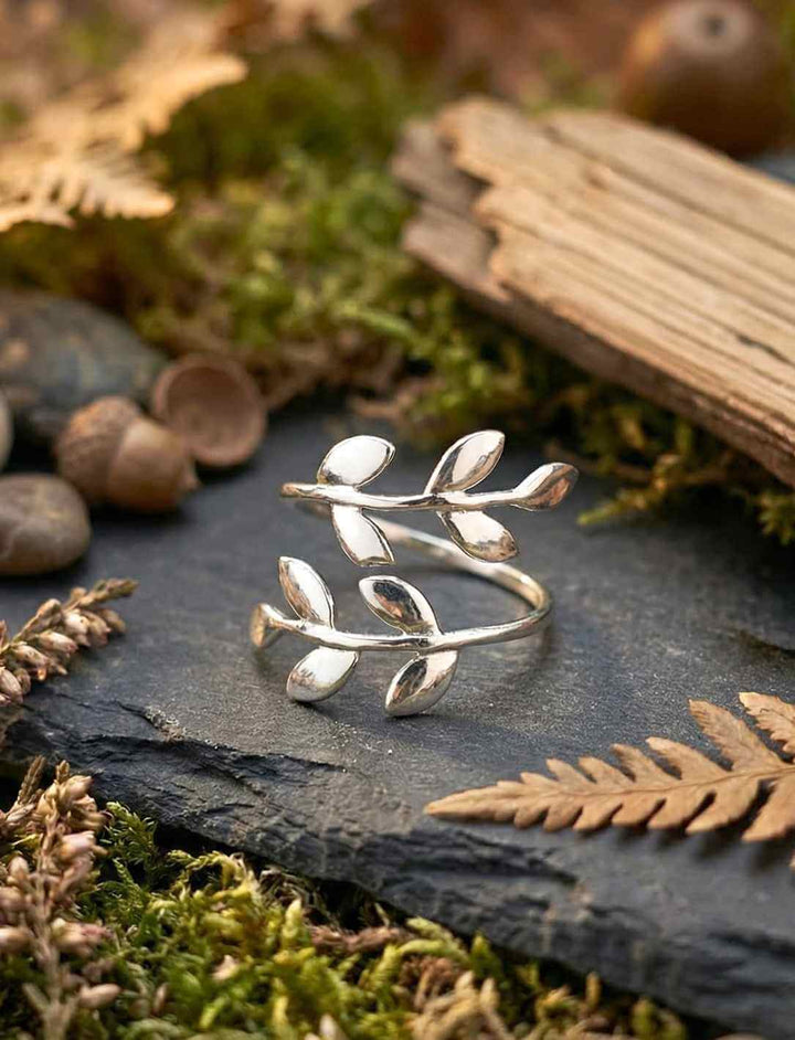 Verstellbarer Silberring mit Blattdesign auf Stein, Natur Schmuck Stil