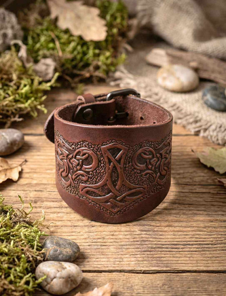 Braunes Mjölnir Lederarmband mit geprägtem nordischem Ornament