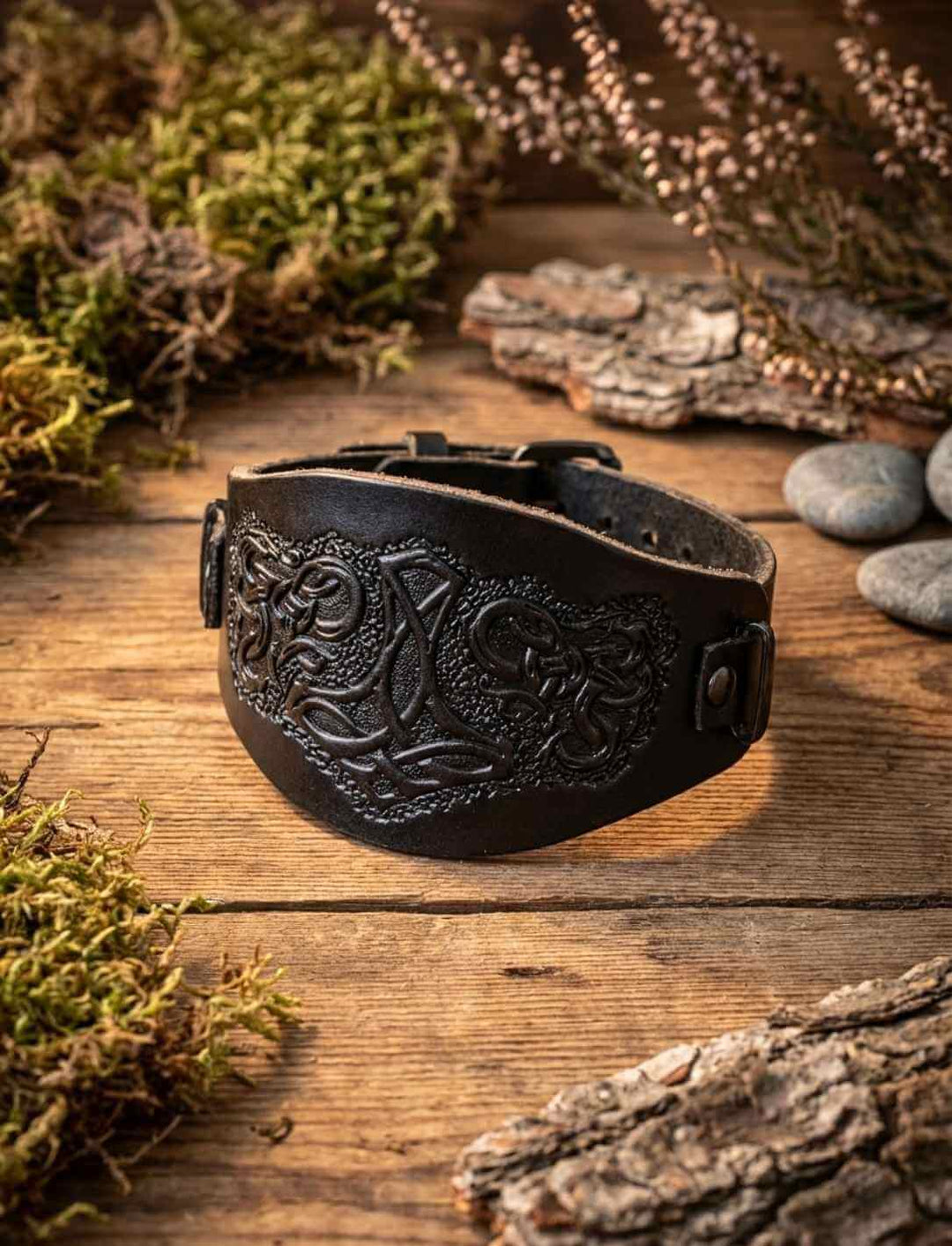 Mjölnir Lederarmband schwarz im nordischen Naturarrangement