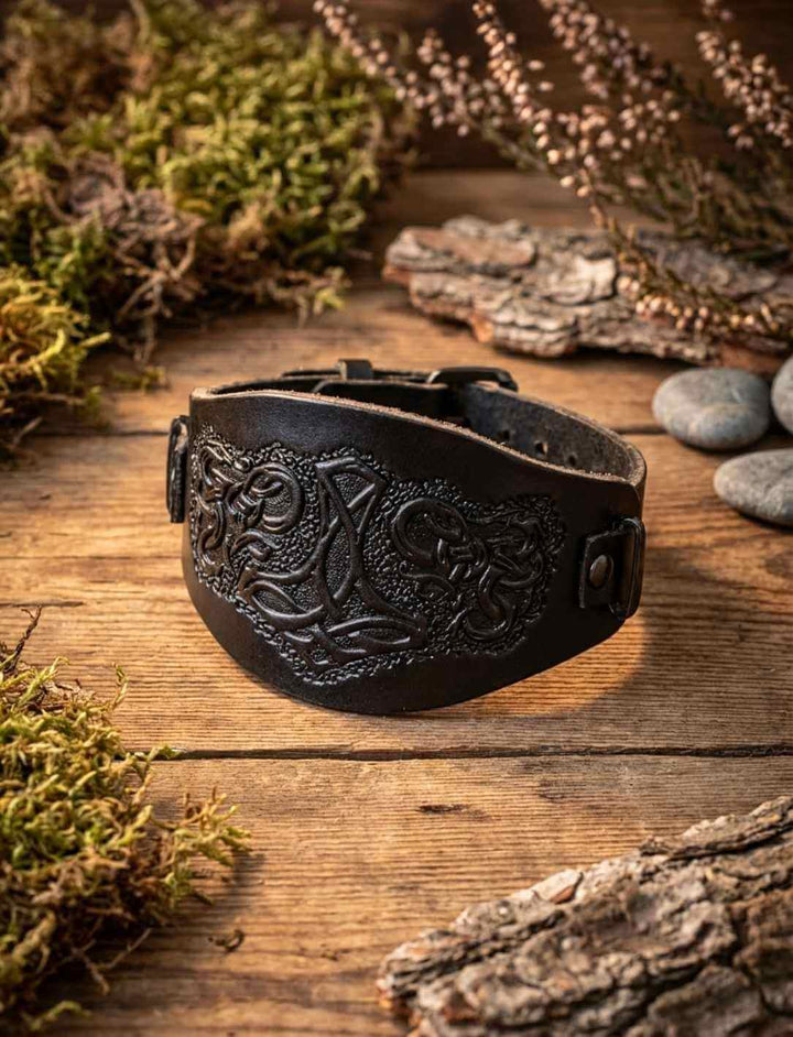 Mjölnir Lederarmband schwarz im nordischen Naturarrangement