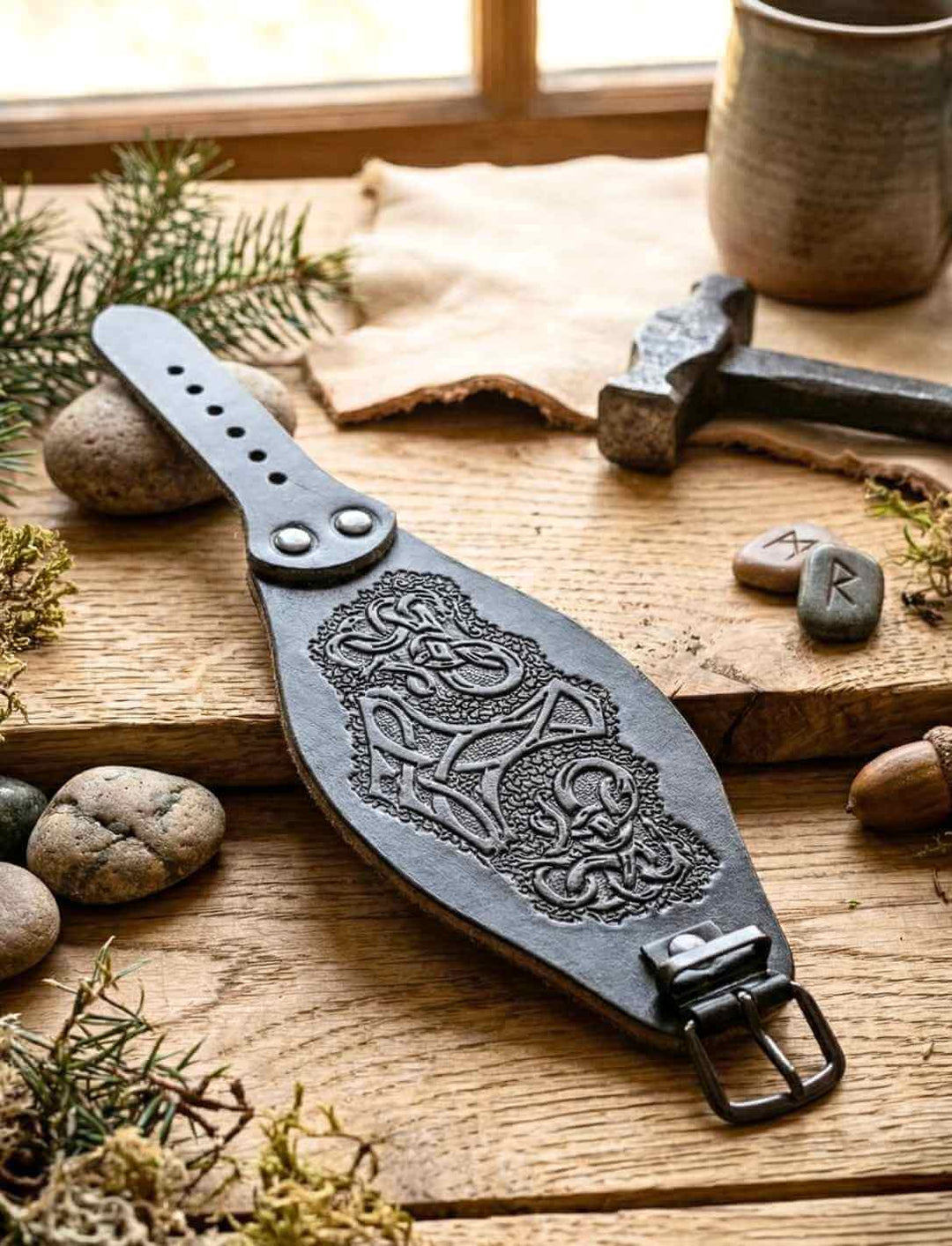 Nordisches Lederarmband schwarz, liegend, mit Thorshammer Prägung und Dornschnalle