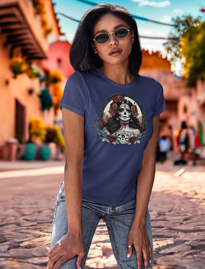 Junge Frau im La Catrina Damen Shirt in stilvollem French Navy, inmitten einer ruhigen mexikanischen Straße, geschmückt für den Día de los Muertos – Runental.de