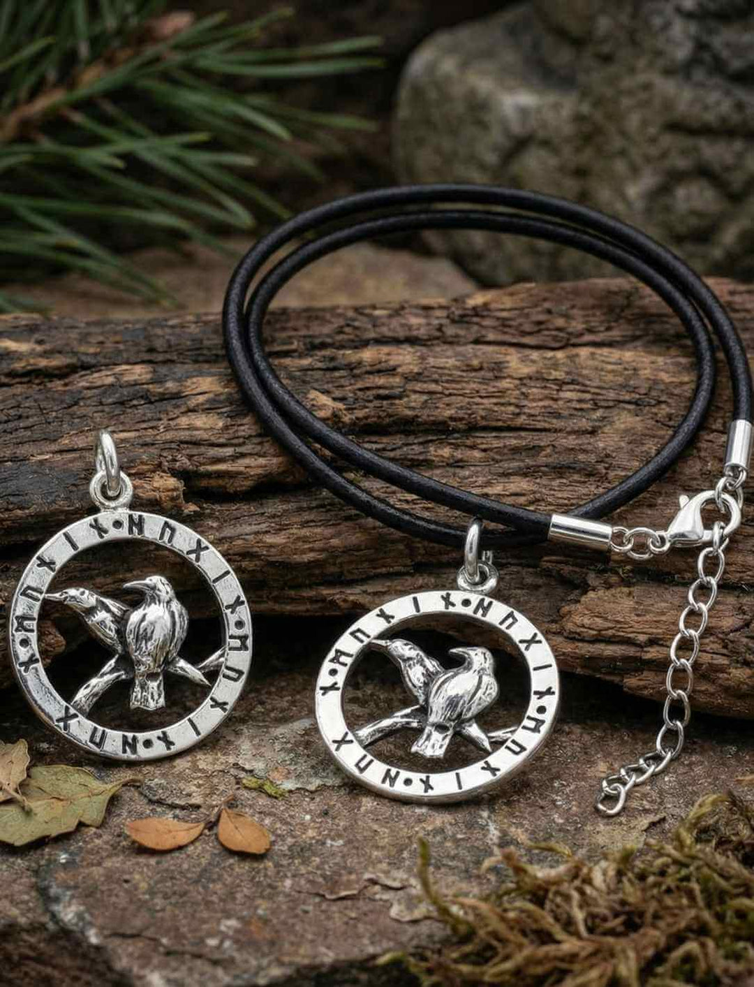 Raben Odins Anhänger mit Hugin und Munin im Runenkreis an ohne Kette und mit schwarzer Lederkette mit Silberverschluss.