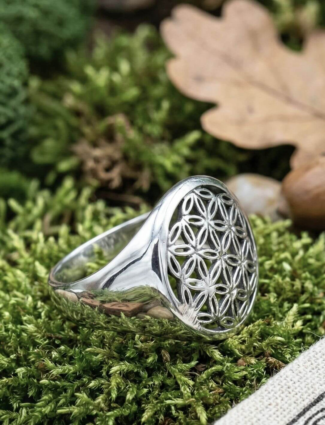 Ring der Blume des Lebens aus 925 Sterling Silber, Seitenansicht mit klarer Ringschiene und Symbolplatte